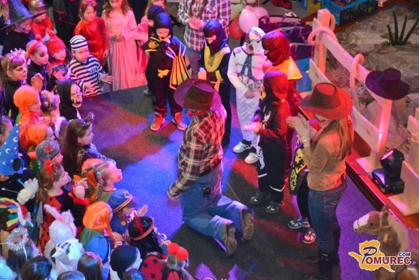 FOTO: Na Fašenku v Maximusu vse polno mask